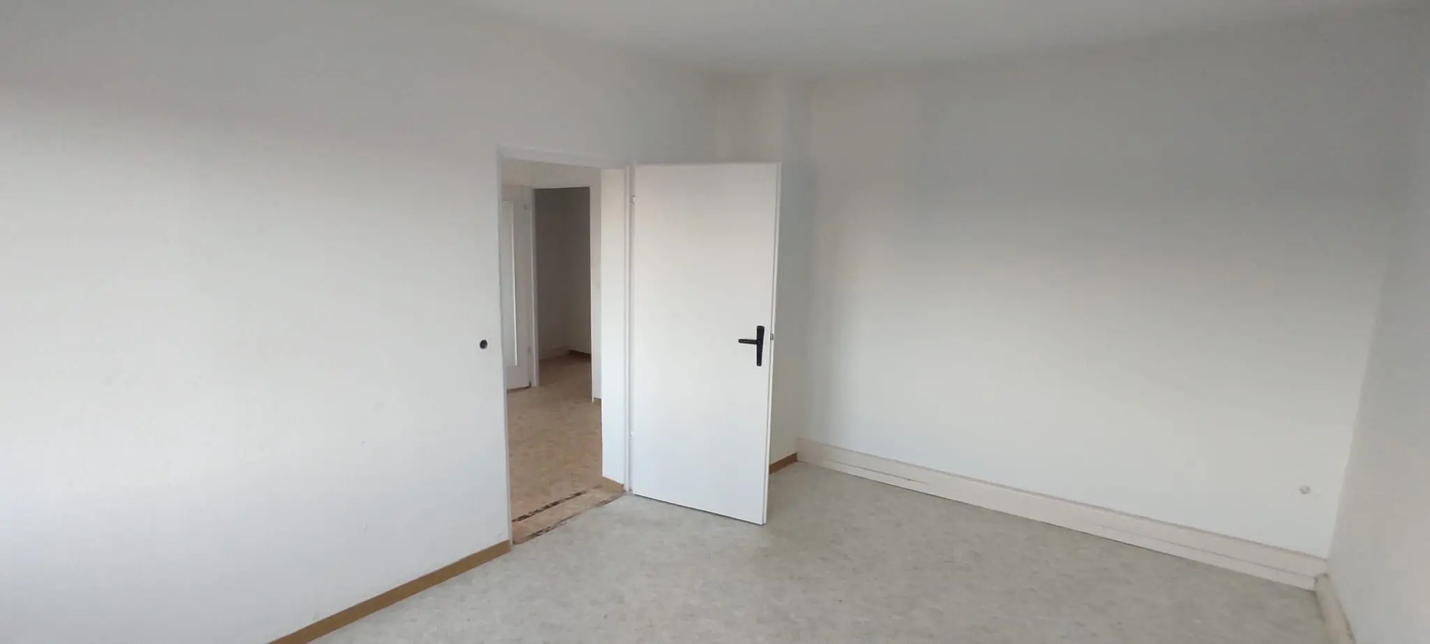 Besenrein geräumte, leere Wohnung nach einer Entrümpelung in Rositz