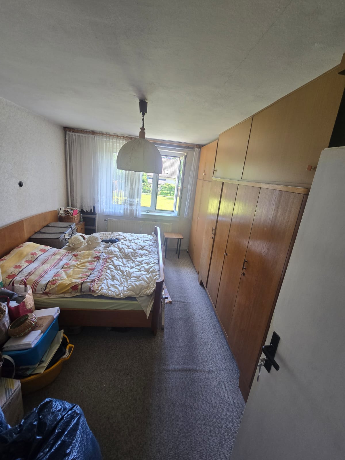 Vollgestelltes Schlafzimmer vor der Entrümpelung in Rositz