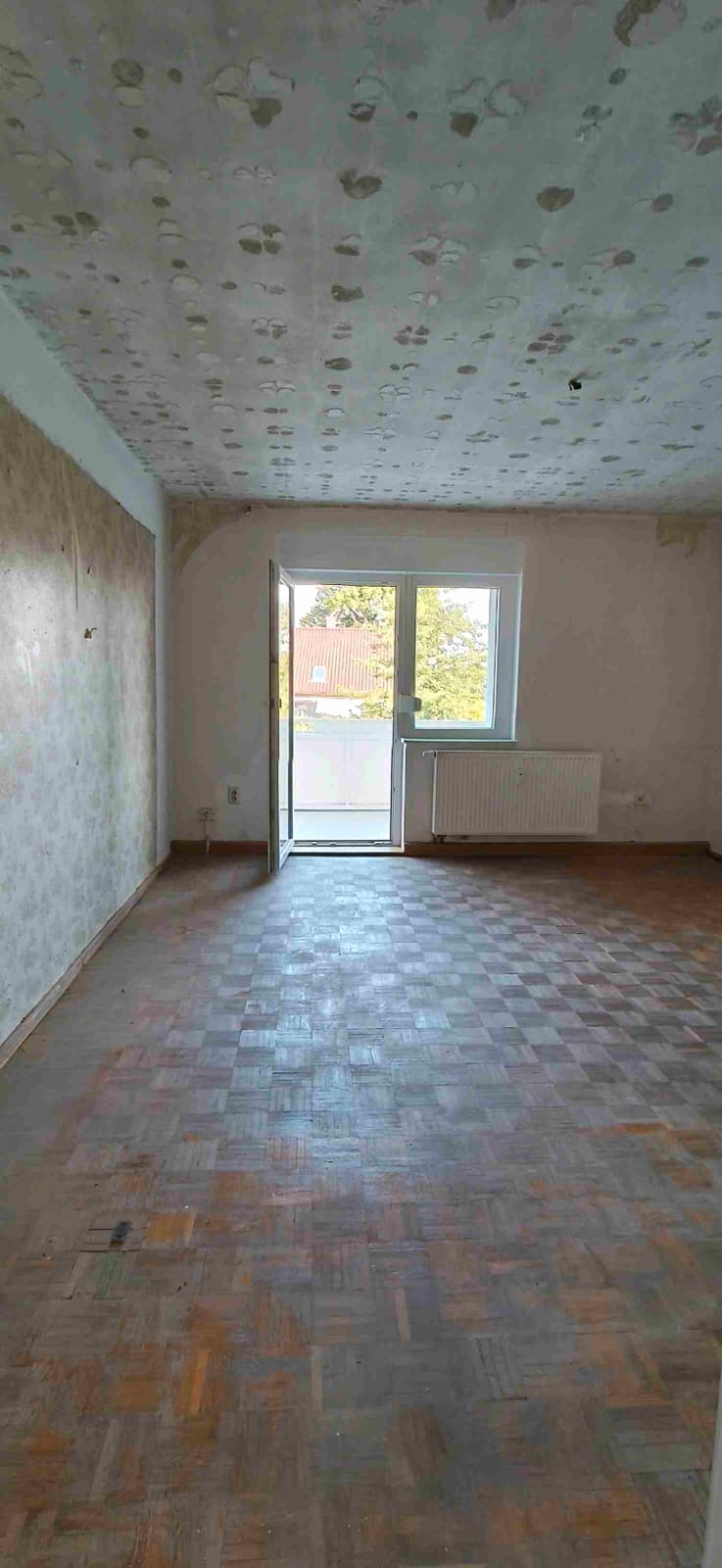 Leeres Wohnzimmer mit Parkett nach der Entrümpelung in Rositz