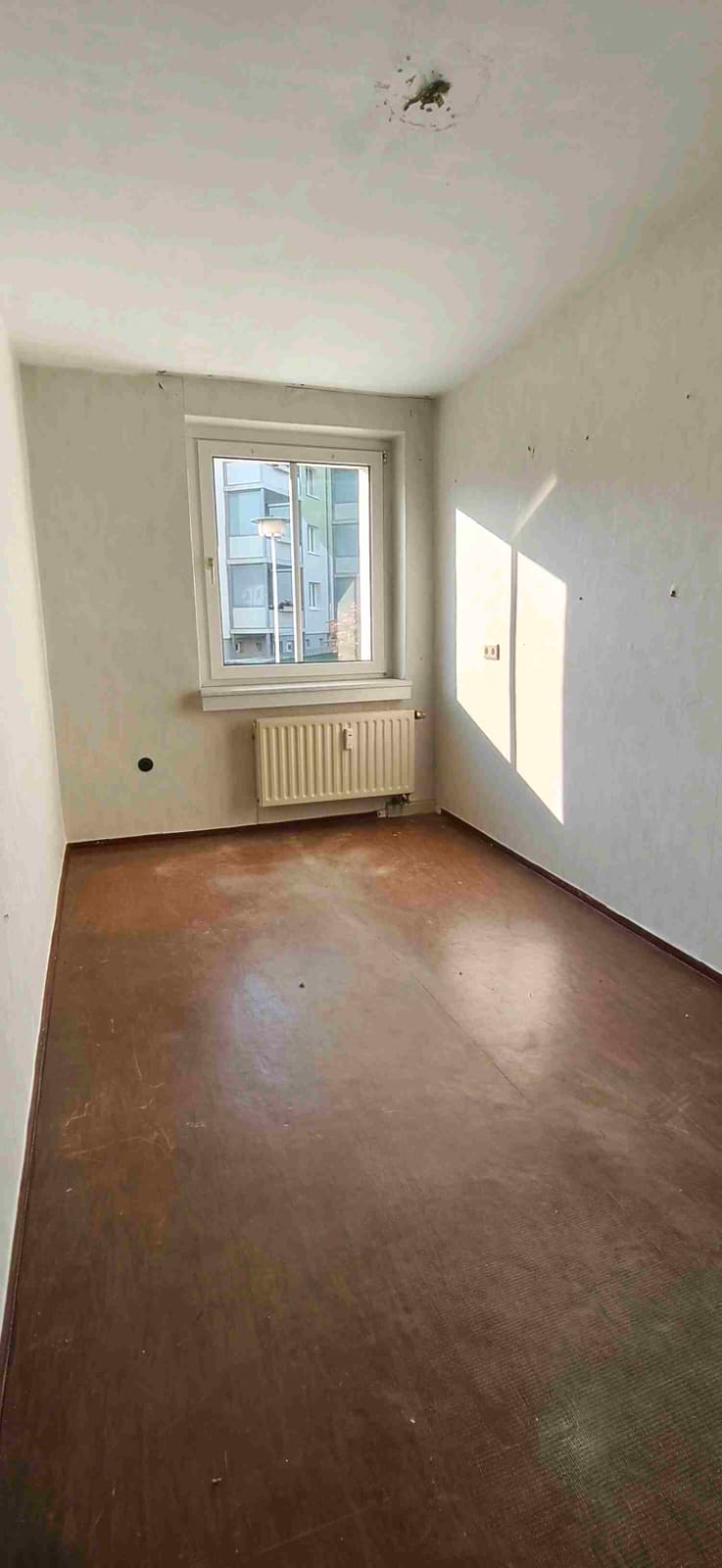 Leerer, besenrein geräumter Raum nach der Entrümpelung